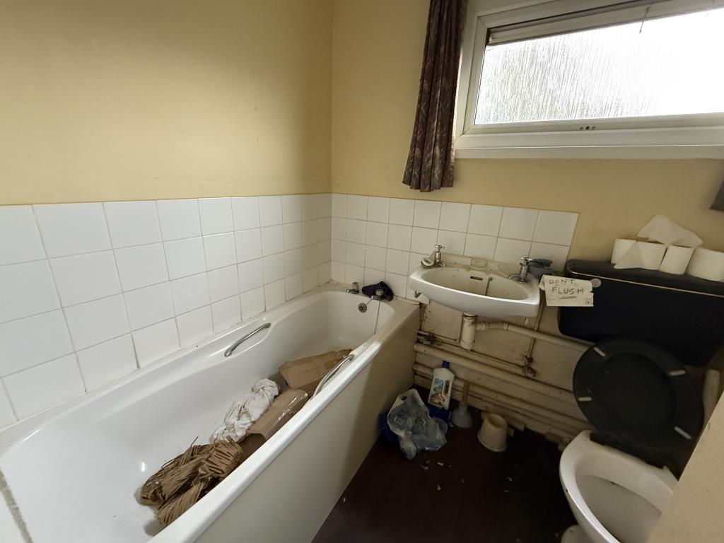 Lot: 148 - GROUND FLOOR FLAT IN NEED OF REFURBISHMENT - Bathroom in Ground Floor Flat for Refurbishment